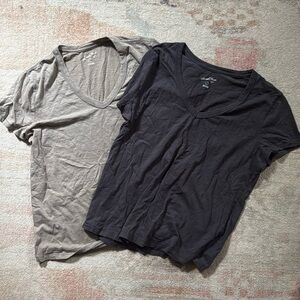 Universal Thread Vneck tee 2-pk bundle.